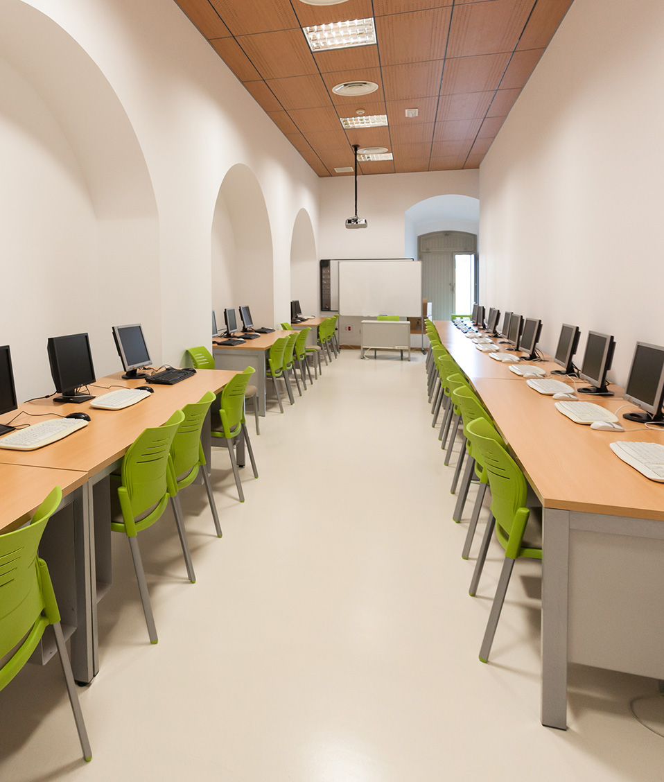 Aula 1 Facultad de Educación, Economía y Tecnología de Ceuta. Puestos de ordenadores