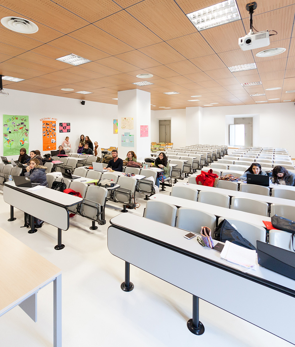 Aula 30 Facultad de Educación, Economía y Tecnología de Ceuta. Vista de las mesas y estudiantes desde la pizarra