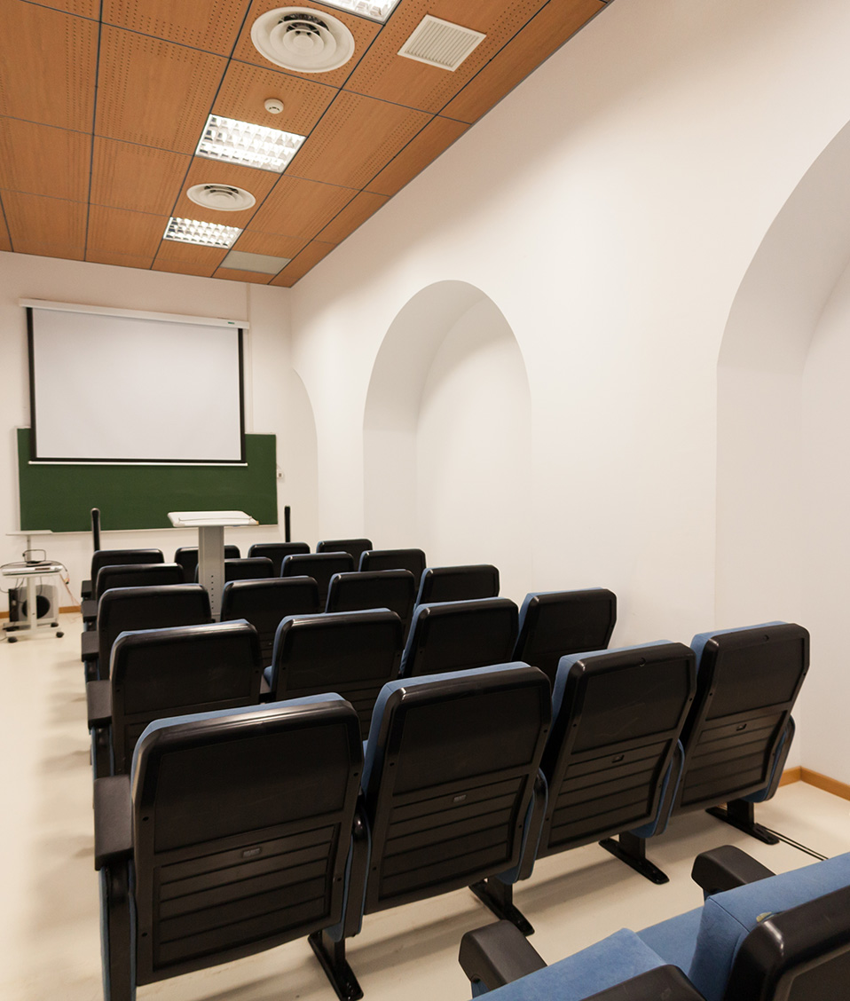 Aula 5 Facultad de Educación, Economía y Tecnología de Ceuta. asientos salón de grados proyector y pantalla
