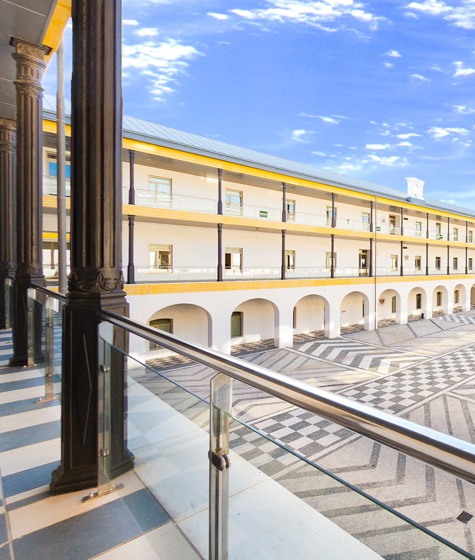 Imagen panorámica del patio interior del edificio de la Facultad de Educación, Economía y Humanidades de Ceuta