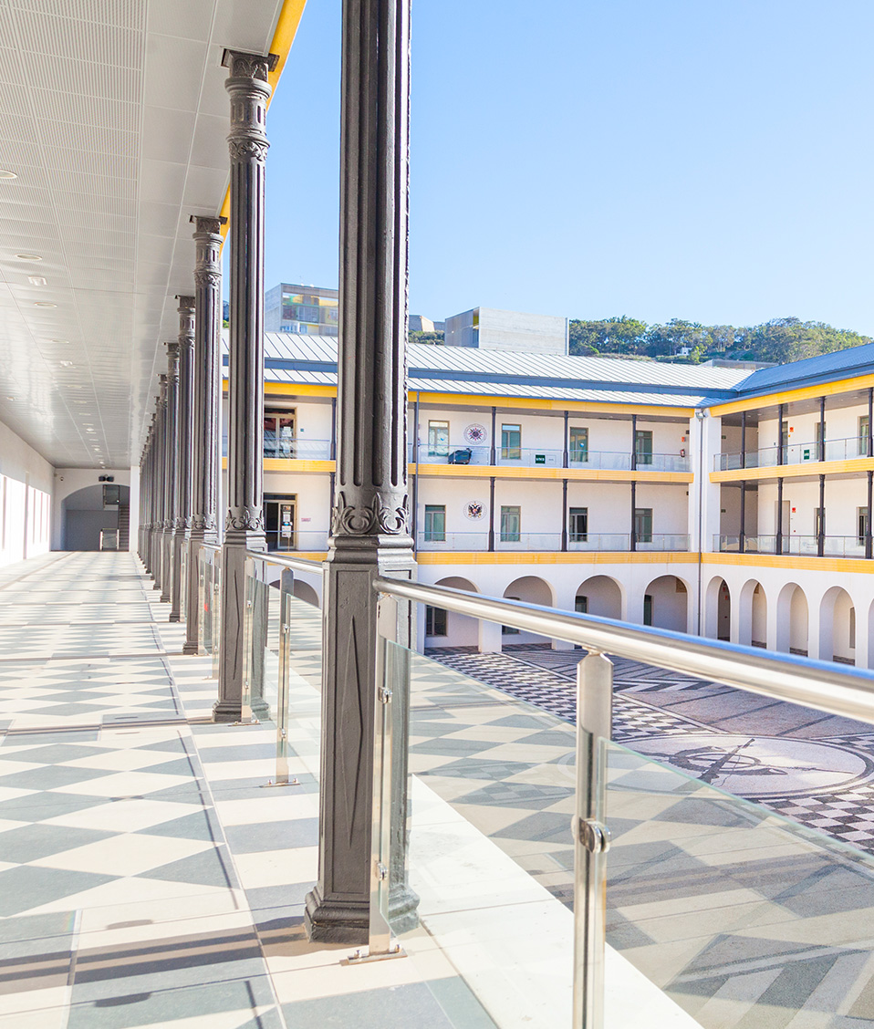 Imagen panorámica pasillo con columnas del patio interior del edificio de la Facultad de Educación, Economía y Humanidades de Ceuta