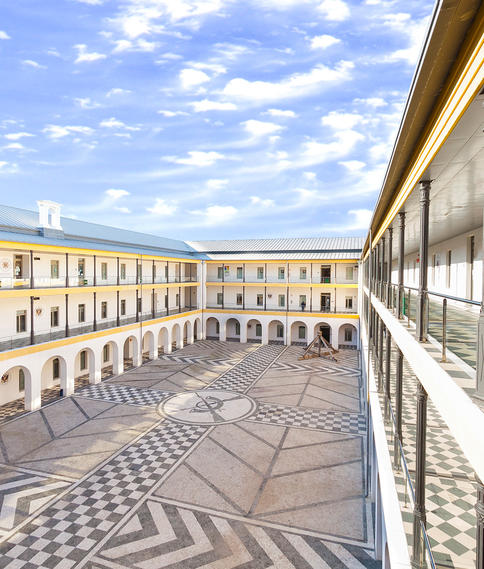 Imagen panorámica desde una esquina del patio interior del edificio de la Facultad de Educación, Economía y Humanidades de Ceuta