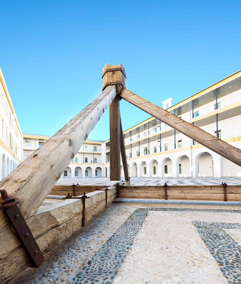 Imagen de estructura de madera en el patio interior de la Facultad de Educación, Economía y Tecnología de Ceuta