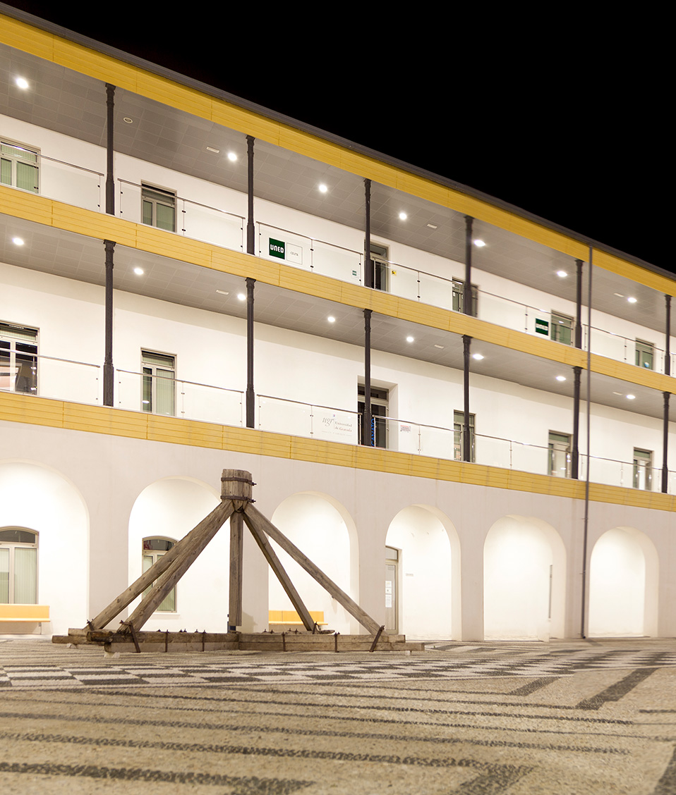 Imagen desde esquina en el suelo del patio interior del edificio de la Facultad de Educación, Economía y Humanidades de Ceuta de noche