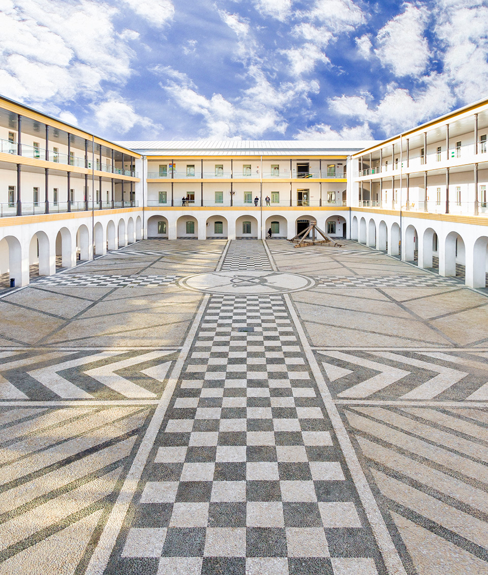 Imagen panorámica del patio interior del edificio de la Facultad de Educación, Economía y Humanidades de Ceuta