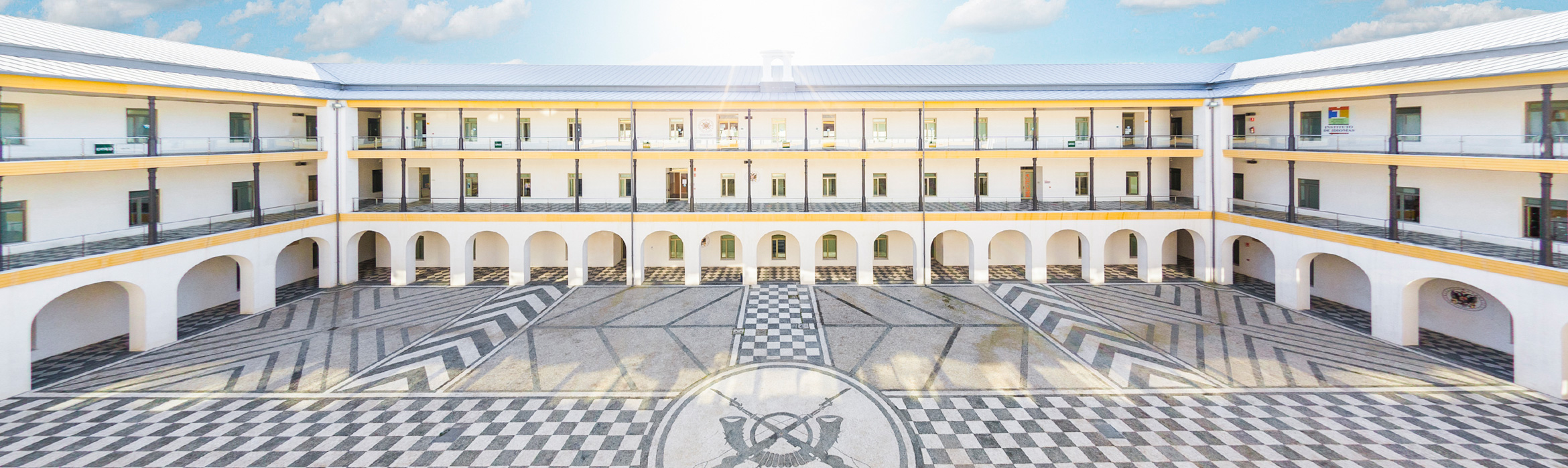 Imagen panorámica desde la parte más larga del patio interior del edificio de la Facultad de Educación, Economía y Humanidades de Ceuta